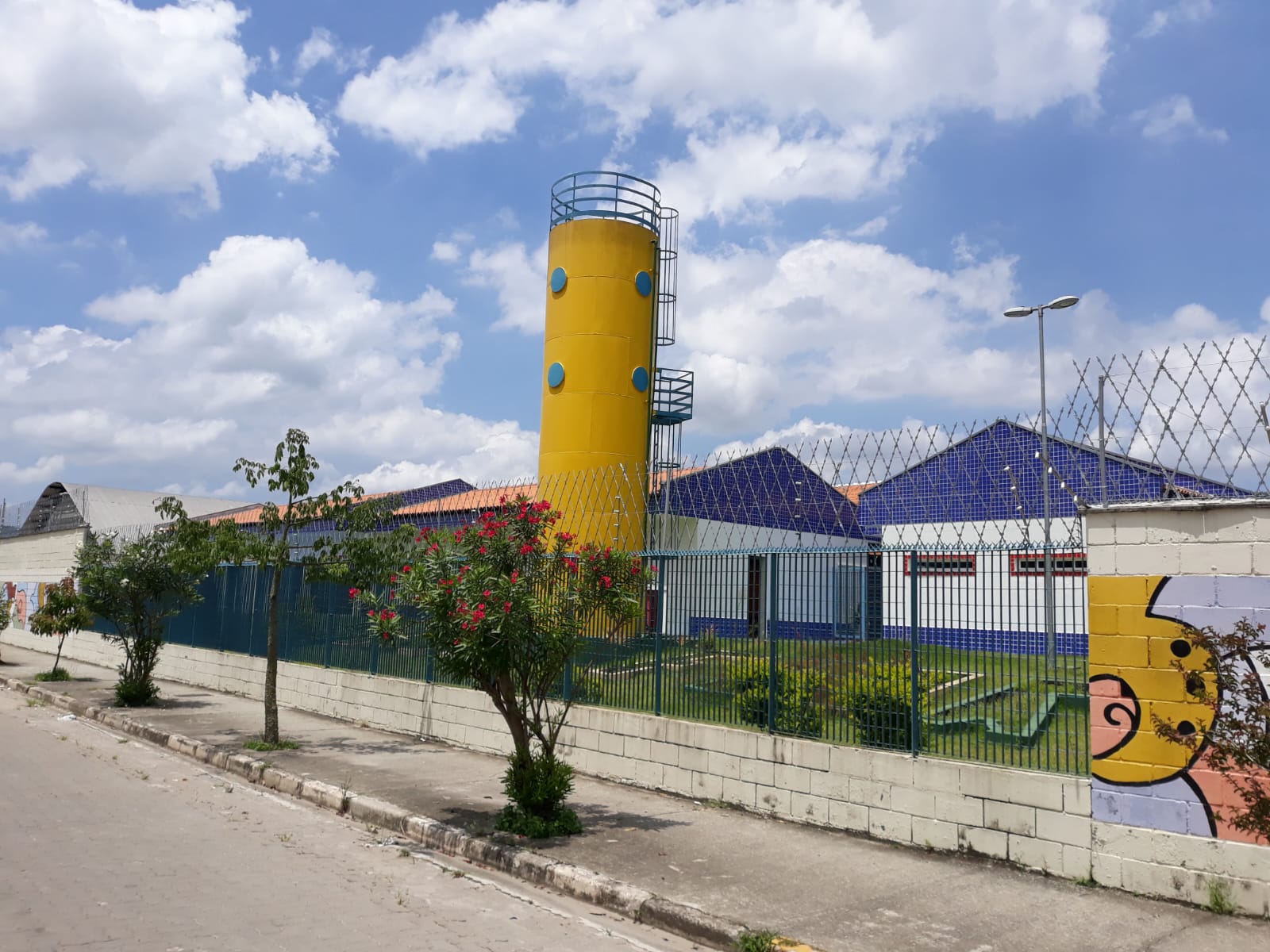 Gradil eletrossoldado com proteção perimetral em área comercial